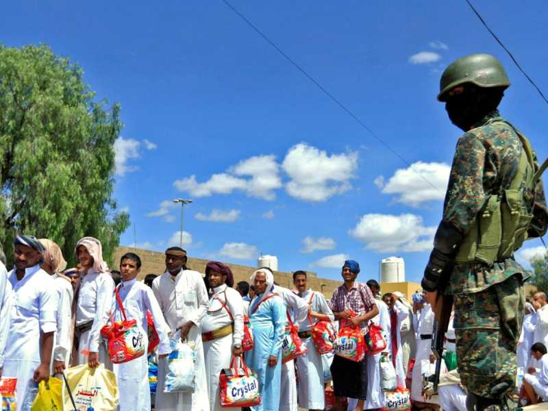 Una colonna di prigionieri sauditi controllata dalle forze houthi (foto Mohammed Huwais / AFP)