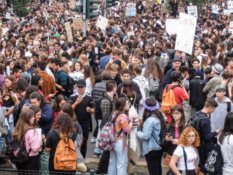 Studenti in sciopero per il clima a Milano (foto LaPresse)