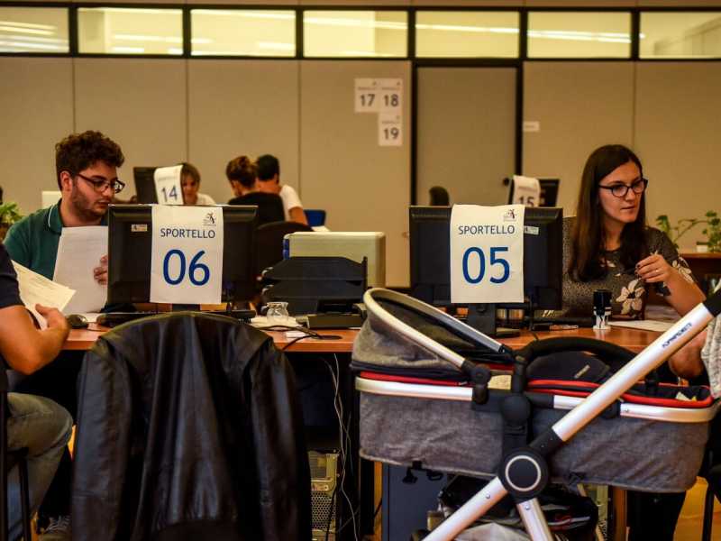 Il centro per l'impiego di Via Strozzi a Milano (foto LaPresse)