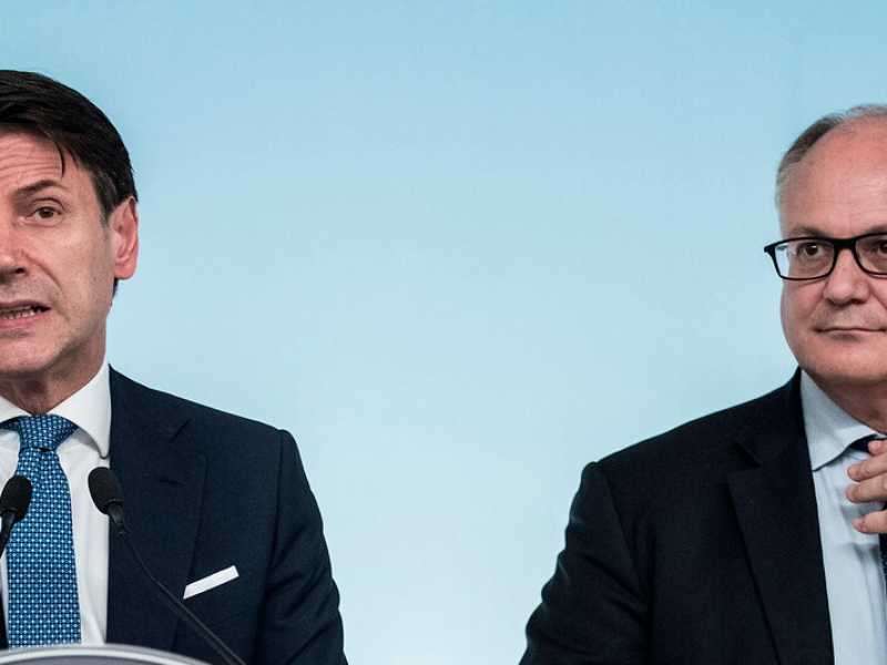 Il premier Giuseppe Conte e il ministro dell'Economia Roberto Gualtieri (foto LaPresse)