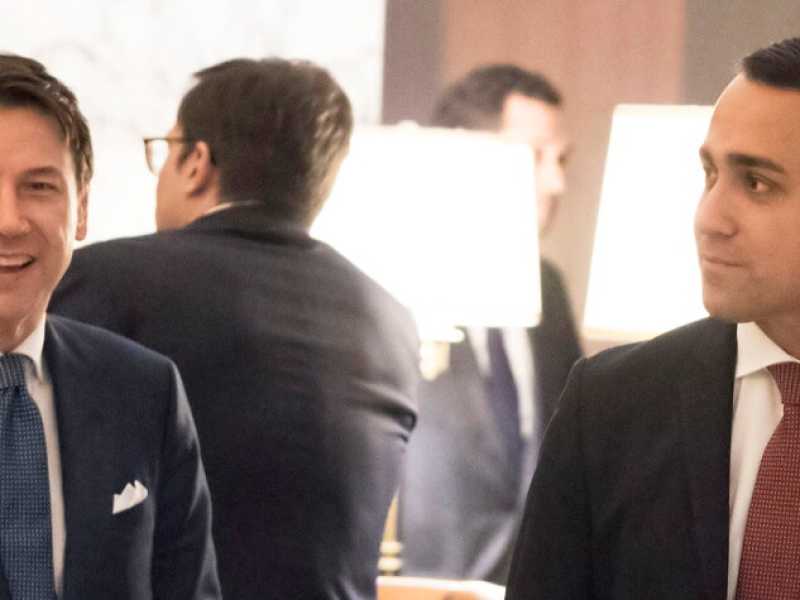 Il premier Giuseppe Conte con il ministro degli Esteri Luigi Di Maio (foto LaPresse)