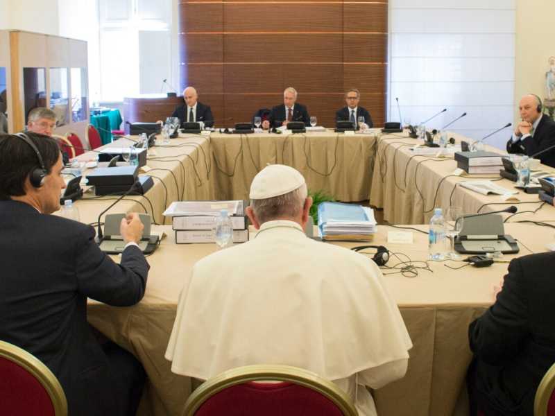 Incontro di Papa Francesco con il Consiglio di Sovrintendenza dello IOR nel 2015 (foto LaPresse)