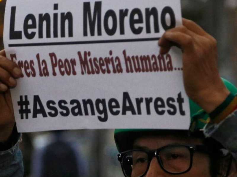 Manifestante pro-Assange mostra un cartello contro il presidente Moreno (foto LaPresse)