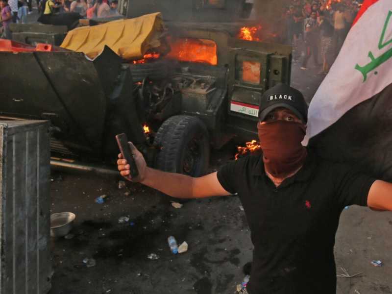 Un giovane manifestante a Baghdad (foto LaPresse)