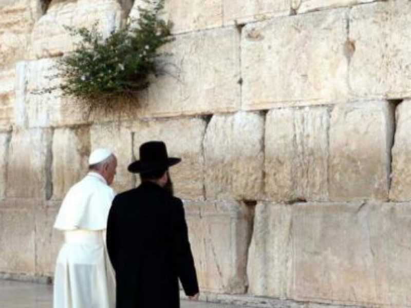 Papa Francesco davanti al Muro del pianto durante la sua visita in Terra Santa, nel 2014 (foto LaPresse)