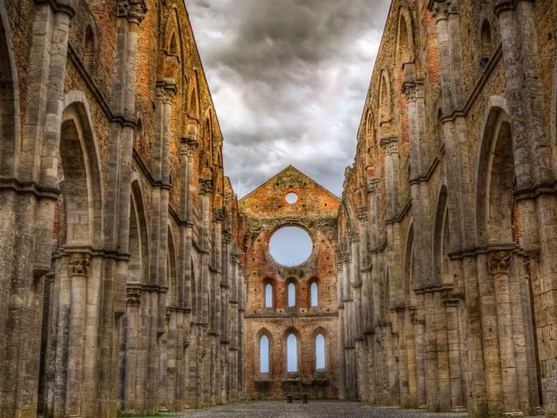 Le rovine dell'abbazia di San Galgano, Siena (foto via fshoq.com)