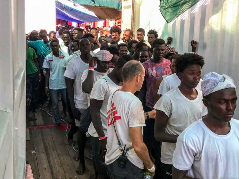I migranti a bordo della Ocean Viking, che opera per conto di Msf e di Sos Mediterranée (foto LaPresse)