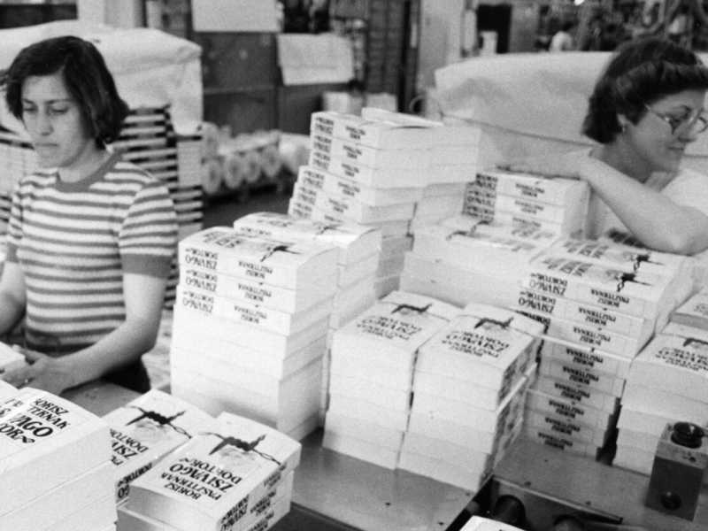 In Ungheria si pubblica il romanzo "Il Dottor Zivago" del premio nobel Boris Pasternak, gli ultimi esemplari (foto LaPresse)