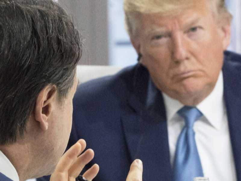 Giuseppe Conte, di spalle, al G7 di Biarritz con Donald Trump (foto LaPresse)