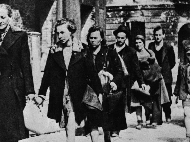 1944, ebrei nel ghetto di Varsavia (foto LaPresse)