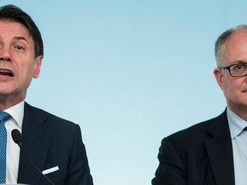 Il premier Giuseppe Conte e il ministro dell'Economia Roberto Gualtieri (foto LaPresse)