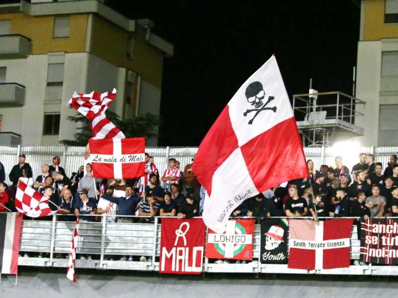 Tifosi del Vicenza a Carpi (foto LaPresse)