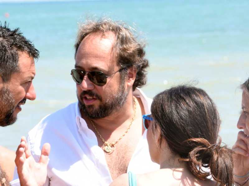 Matteo Salvini in compagnia di Massimo Casanova, proprietario dello stabilimento "Papeete Beach" di Milano Marittima ed europarlamentare della Lega (foto LaPresse)