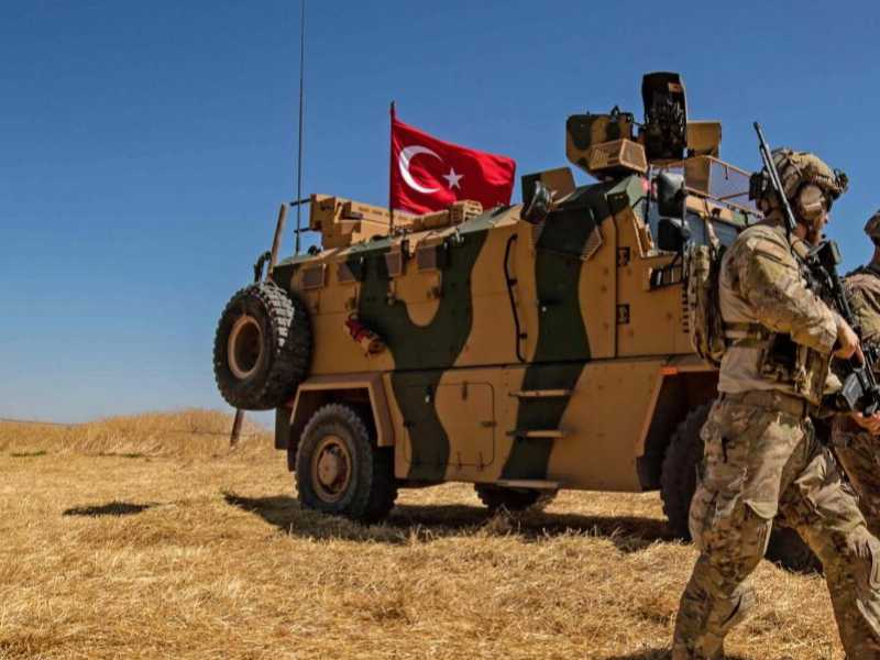 Soldati e mezzi turchi in Siria, nei pressi del villaggio di al Hashisha, vicino a Tal Abyad (foto LaPresse)