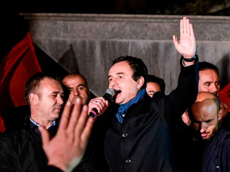Albin Kurti, leader di Vetevendosje, festeggia la vittoria delle elezioni anticipate in Kosovo (foto LaPresse)
