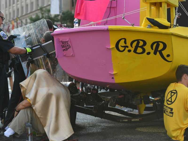 Una protesta degli ambientalisti a Washington (foto LaPresse)