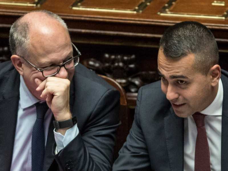 Roberto Gualtieri e Luigi Di Maio nell'Aula dei deputali durante la discussione della legge che taglia il numero dei parlamentari (foto LaPresse)