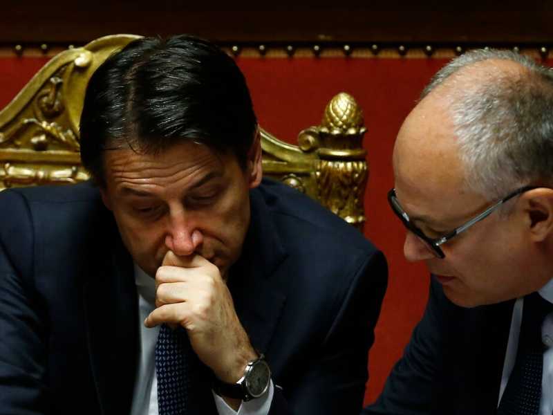 Il premier Giuseppe Conte e il ministro dell'Economia Roberto Gualtieri (foto LaPresse)