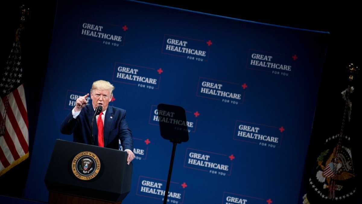 Immagine di Cosa dice la teoria del complotto che affascina Trump, fino all’impeachment