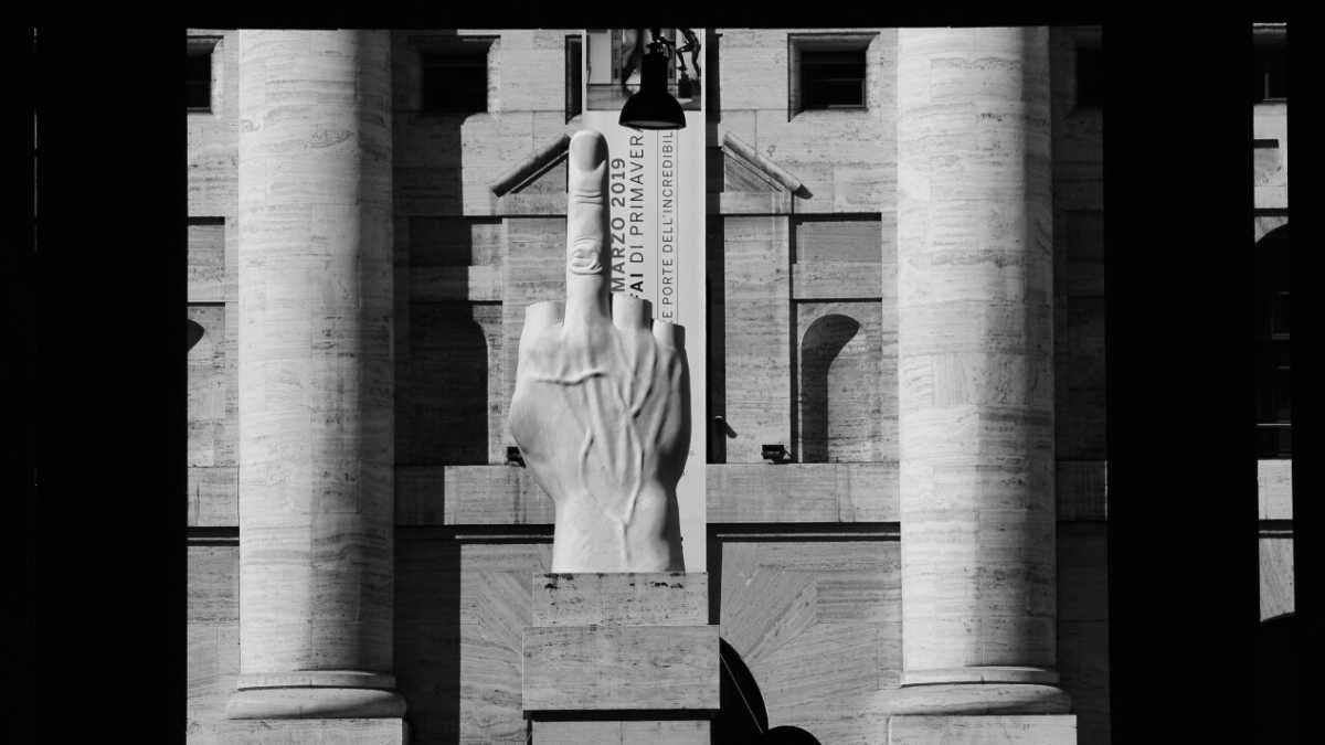 Immagine di Matricole in fila a Piazza Affari