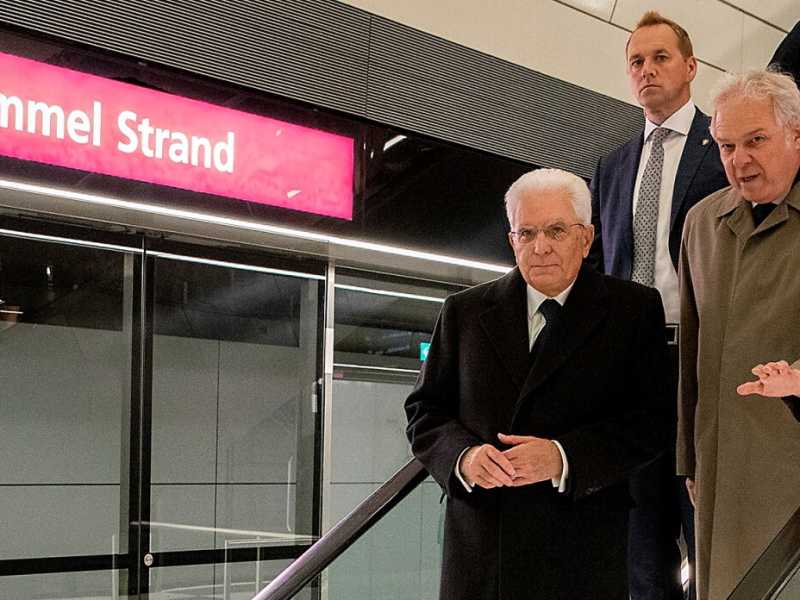 Il presidente della Repubblica Sergio Mattarella nel corso della visita alla Metropolitana di Copenaghen. La linea M3 &egrave; stata realizzata da Salini Impregilo (foto Quirinale)
