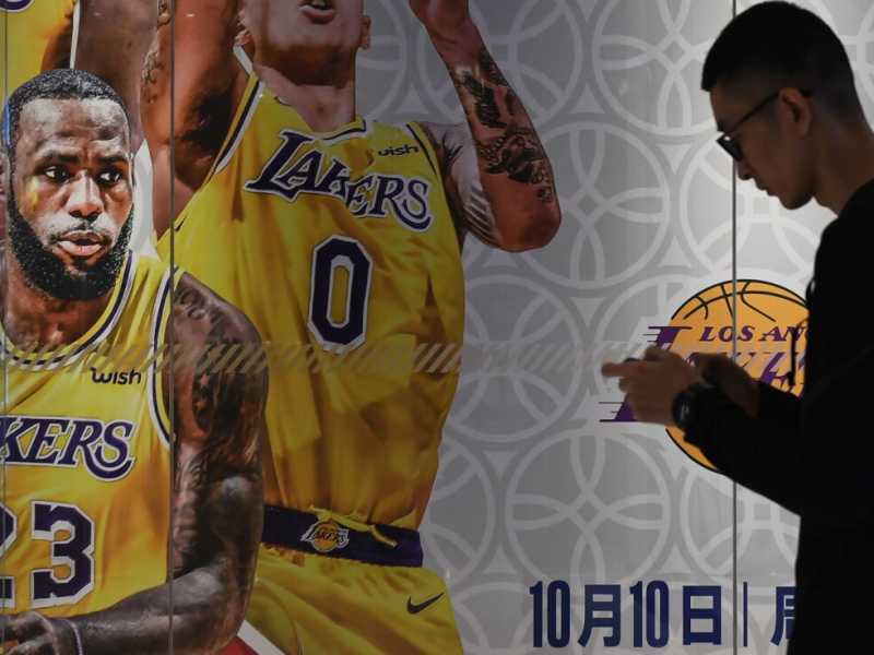 Un cartellone pubblicizza l'esibizione tra le squadre di Nba Los Angeles Lakers e Brookly Nets a Pechino (foto LaPresse)