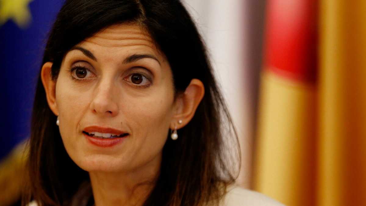 Immagine di Raggi lascia la città con un "Pums" di mosche