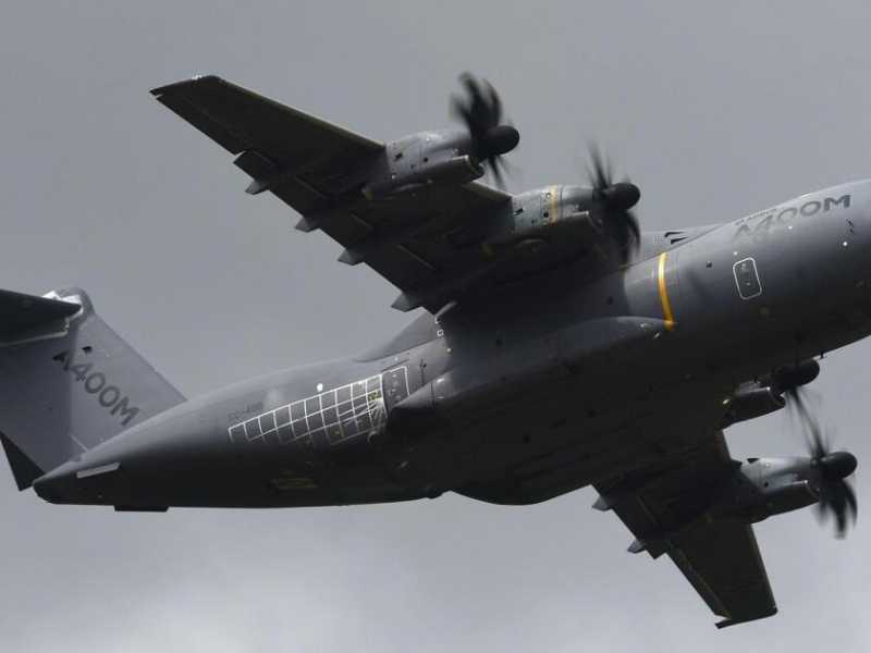 Un Airbus A400M in volo (foto LaPresse)