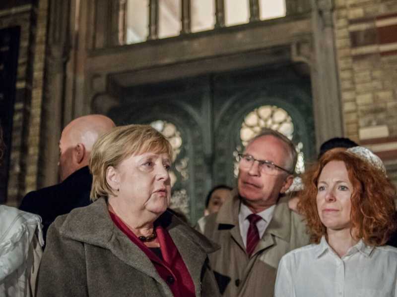 Germania, assalto a sinagoga, Angela Merkel alla veglia (LaPresse)