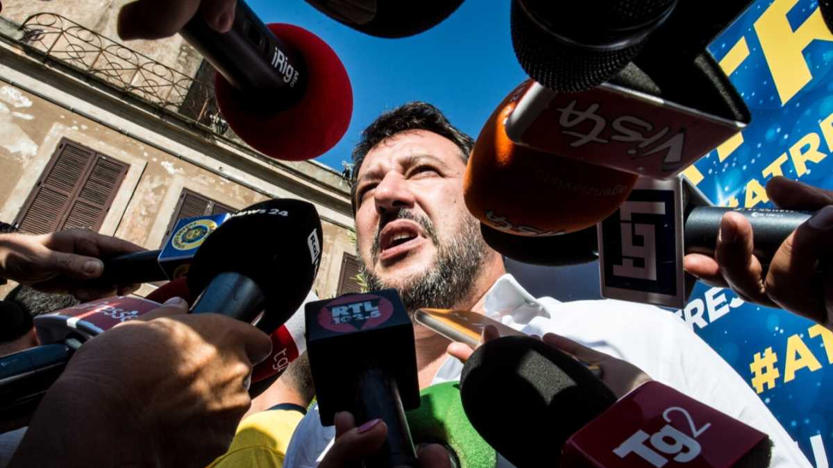 Immagine di Salvini in aria