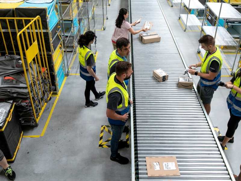 Deposito Amazon a Roma (foto LaPresse)