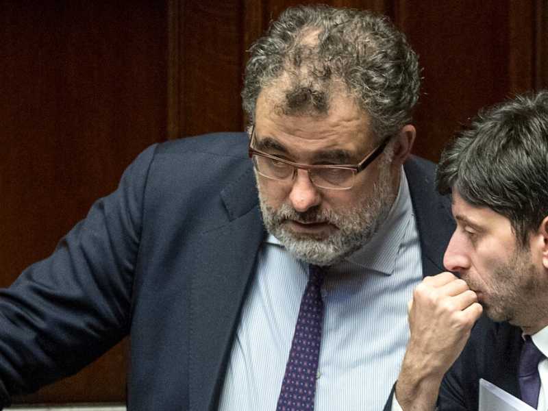 Il capogruppo di Liberi e Uguali alla Camera (a sinistra) accanto al ministro della Salute Roberto Speranza (foto LaPresse)