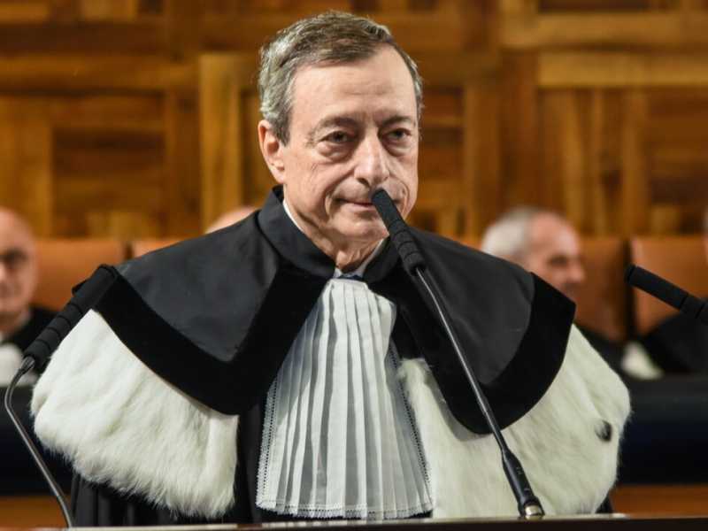 Mario Draghi riceve la laurea honoris causa all'Universit&agrave; Cattolica di Milano (foto LaPresse)