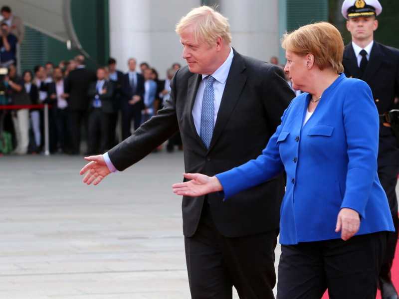 Boris Johnson incontra Angela Merkel a Berlino (LaPresse)