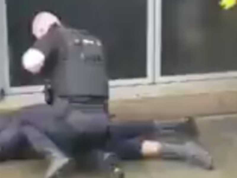 Un uomo ha accoltellato cinque persone a Manchester