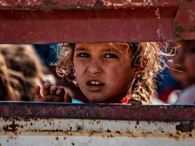 Civili curdi arrivano a Tall Tamr, nella provincia nordoccidentale di Hasakeh (foto LaPresse)