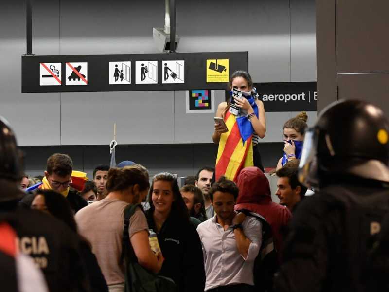 Scontri tra Mossos d'Esquadra e i manifestanti che protestano contro le condanne inflitte ai leader dell'indipendentismo catalano (foto LaPresse)