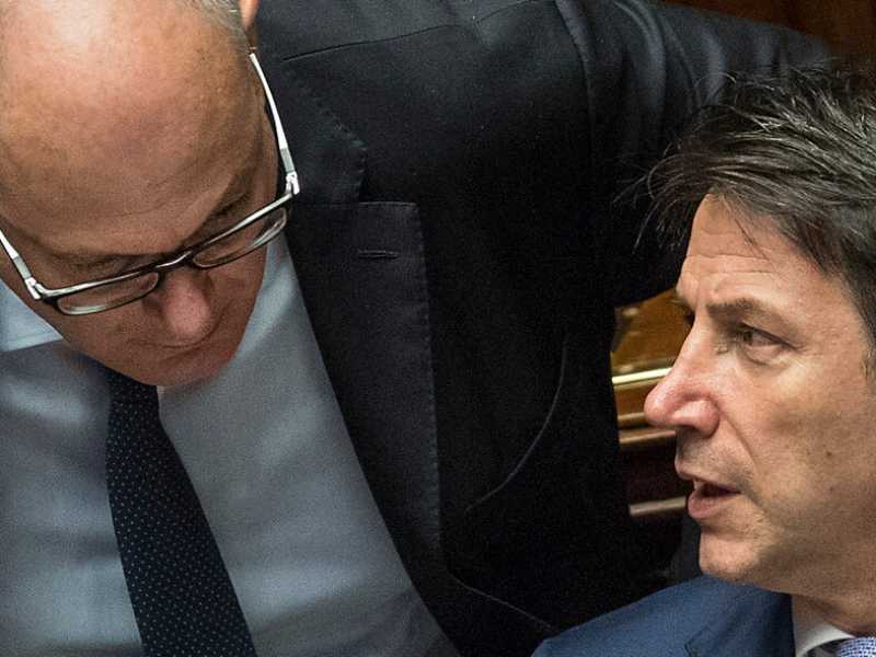 Il ministro dell'Economia Roberto Gualtieri e il presidente del Consiglio Giuseppe Conte (foto LaPresse)