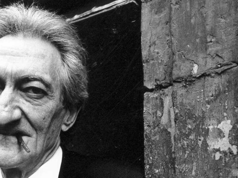 Il poeta, scrittore e critico letterario Edoardo Sanguineti in uno scatto del 2000