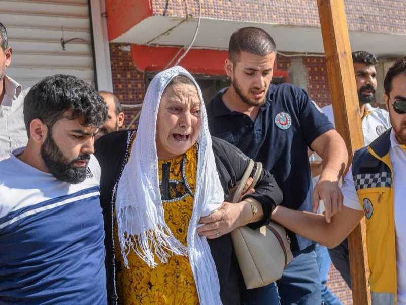 Una donna anziana viene evacuata da un edificio ad Akcakale, una citt&agrave; vicino al confine turco con la Siria il 13 ottobre 2019