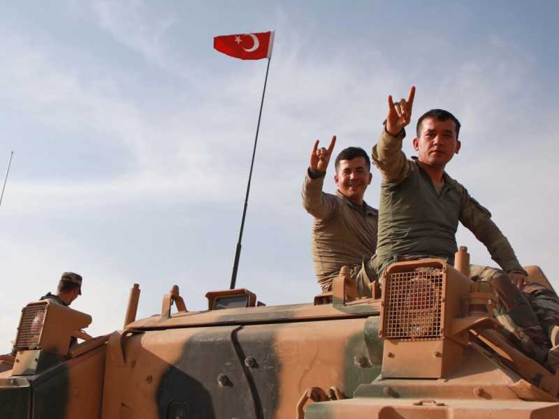 Truppe turche valicano la frontiera con la Siria (foto LaPresse)
