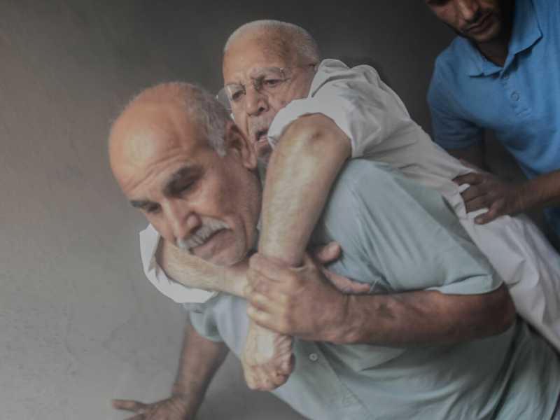 Ad Akcakale, vicino al confine tra Siria e Turchia, un anziano viene messo in salvo durante i combattimenti tra curdi e turchi (foto LaPresse)