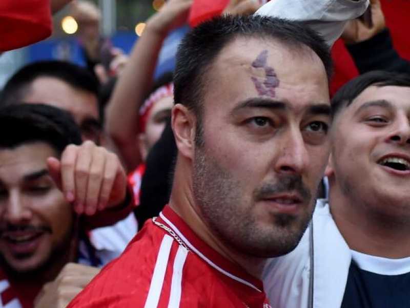 Tifosi della Turchia in attesa del match contro la Francia (foto LaPresse)