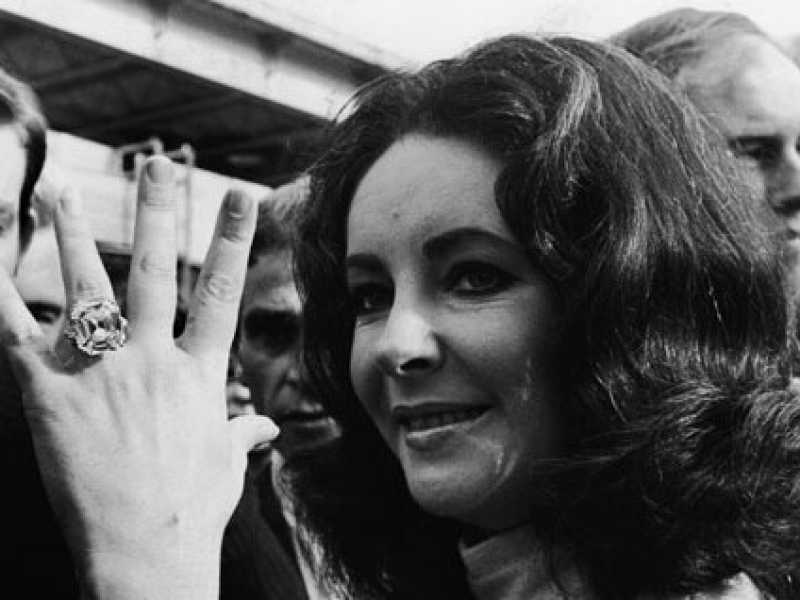 L'anello pi&ugrave; famoso di Elizabeth Taylor &egrave; quello ricevuto da Richard Burton. 33.9 carati, venduto all'asta nel 2011 per 8.8 milioni di dollari