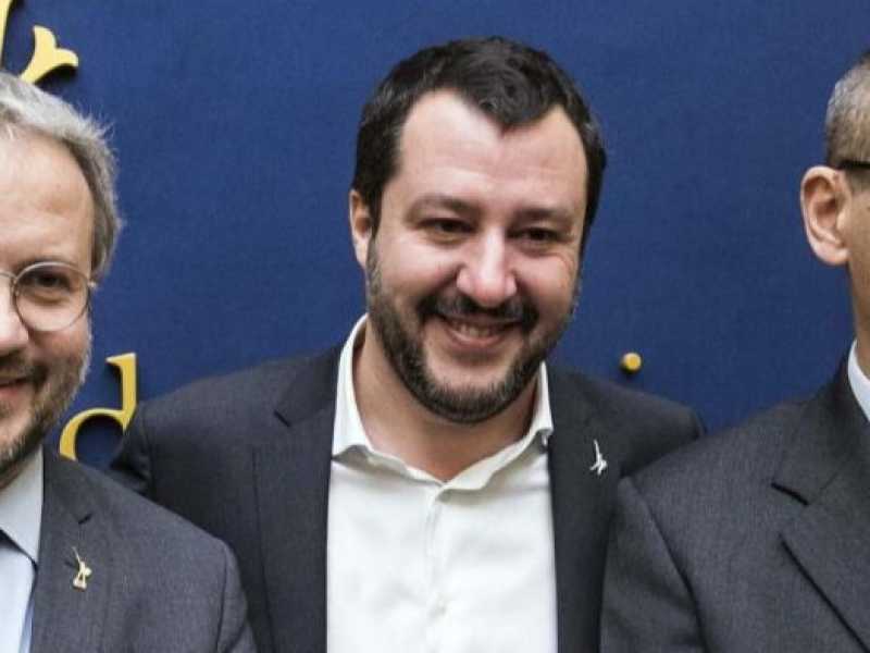Da sinistra Claudio Borghi, Matteo Salvini e Alberto Bagnai (foto LaPresse)