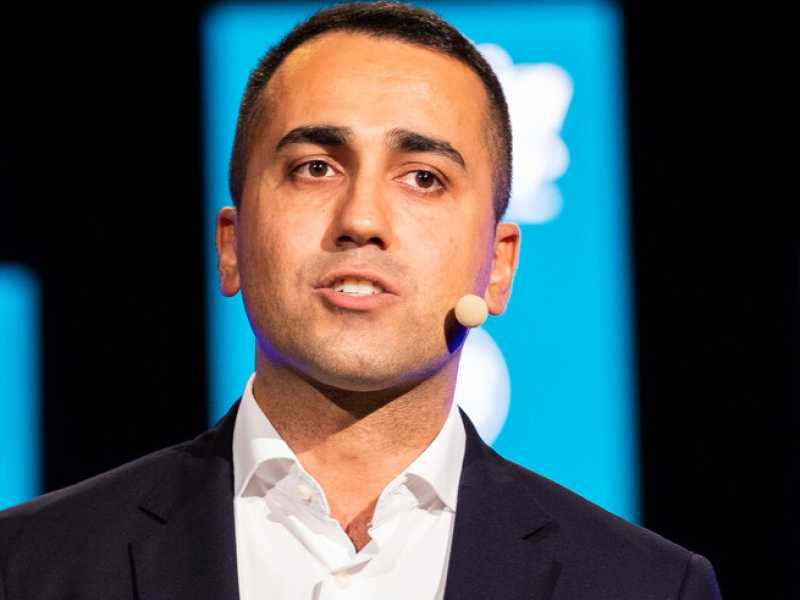 Luigi Di Maio sul palco di Italia 5 stelle a Napoli (foto LaPresse)