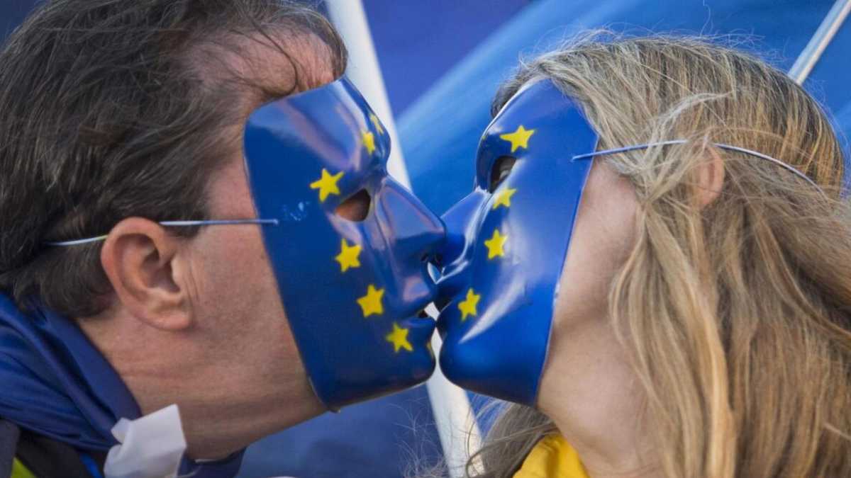 Immagine di L’obiettivo del matrimonio non è amarsi, è farcela. Parola di Nick Hornby