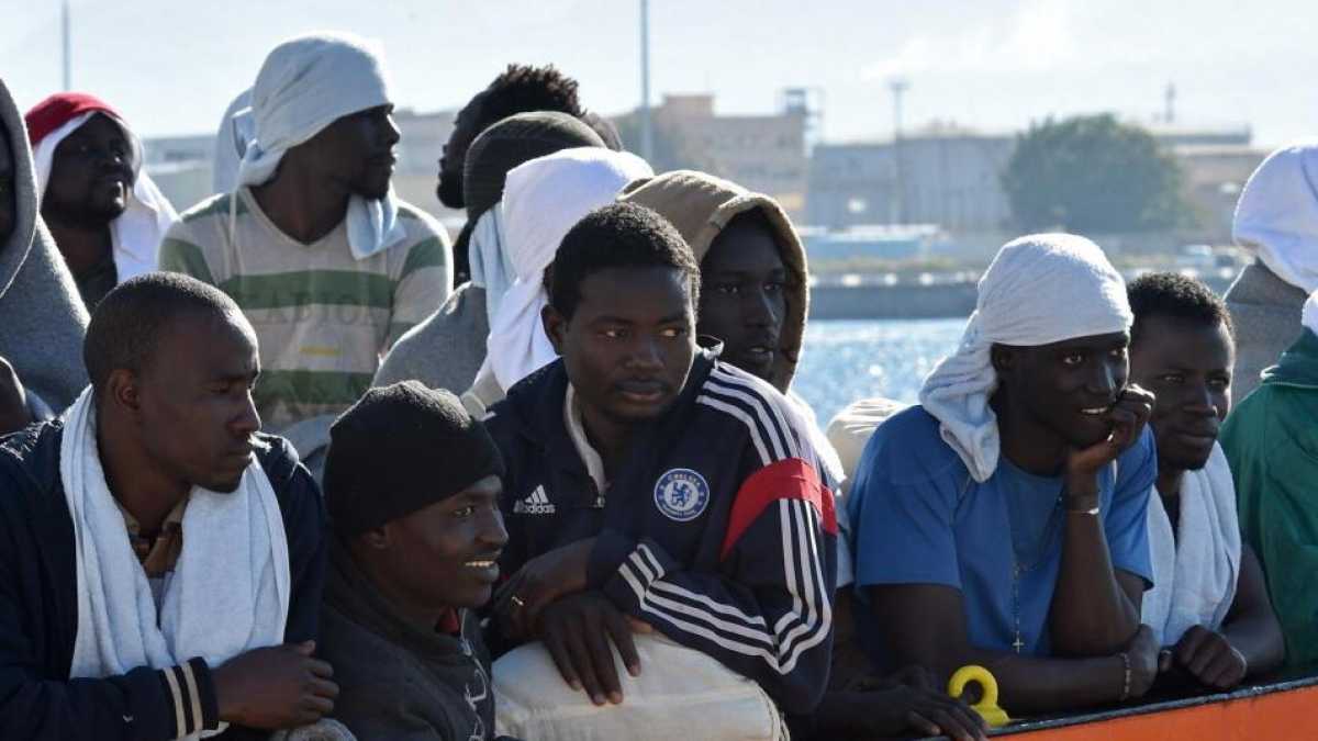 Immagine di A Taranto comincia lo sbarco dei 176 migranti della Ocean Viking