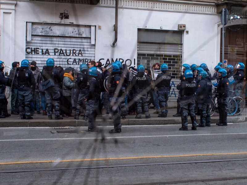 A Torino, lo sgombero dell'Asilo Principe di Napoli occupato (foto LaPresse)