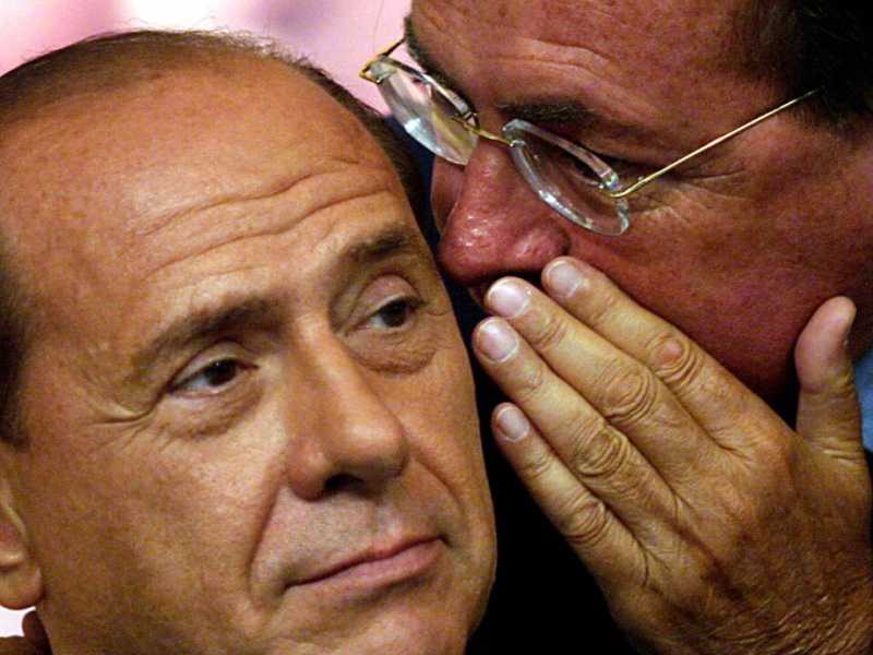 Silvio Berlusconi e Paolo Bonaiuti durante una conferenza stampa dopo un Consiglio dei ministri, il 12 settembre del 2003 (foto LaPresse)